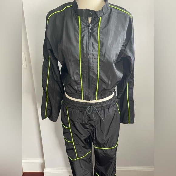 QED London cropped jacket and sweatpants (two-piece) - Picture 14 of 16